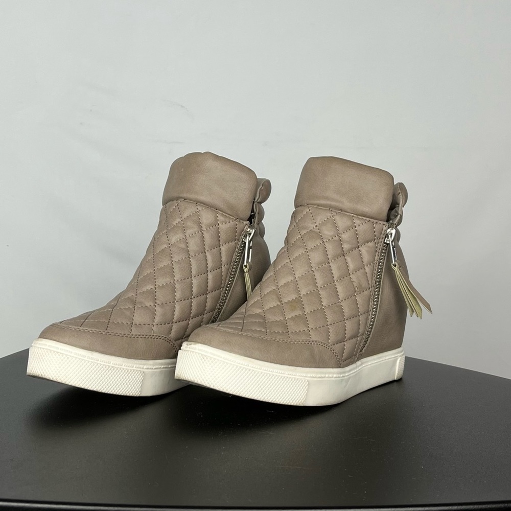 Steve Madden High Top Sneakers. Size 6 US Women
